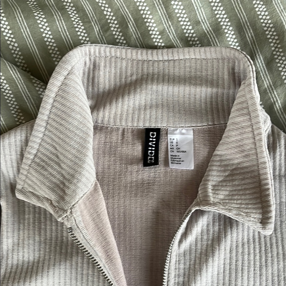 Stylish Ribbed Cropped Zip-Up Top - Picture 2 of 4